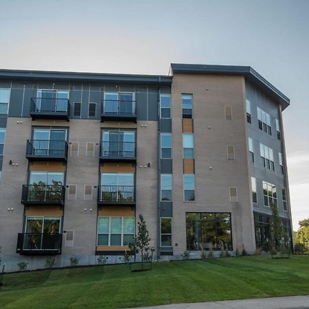 Frontdesk Core Apts Campustown 에임스 외부 사진